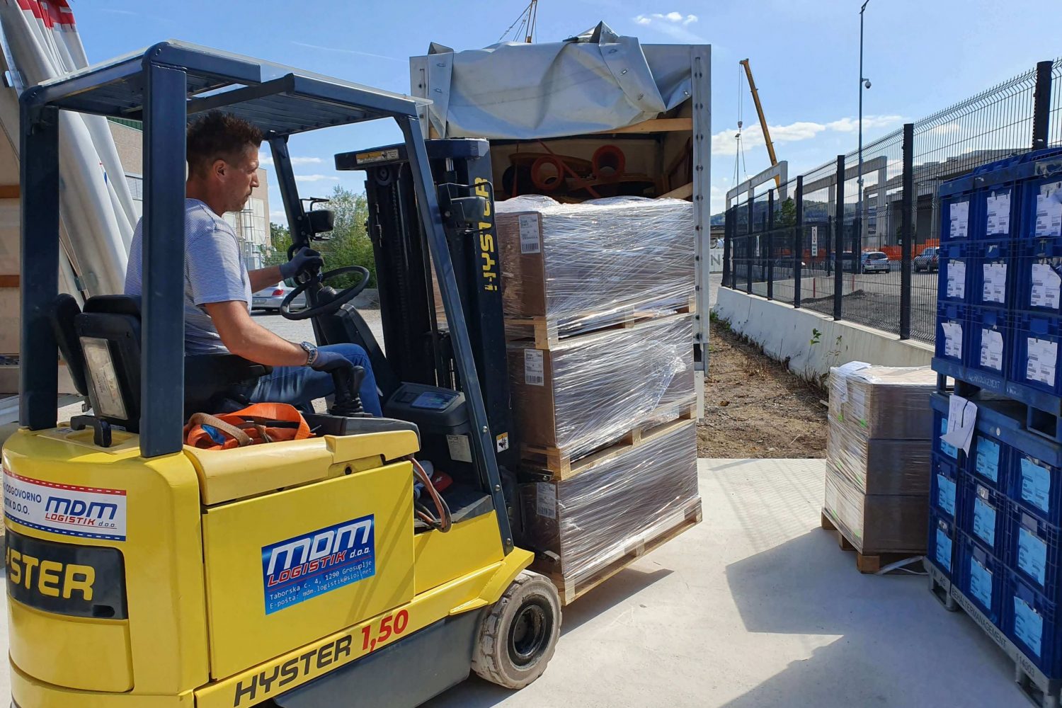 MDM-LOGISTIK-pretovarjanje-tovora-scaled-1500x1000